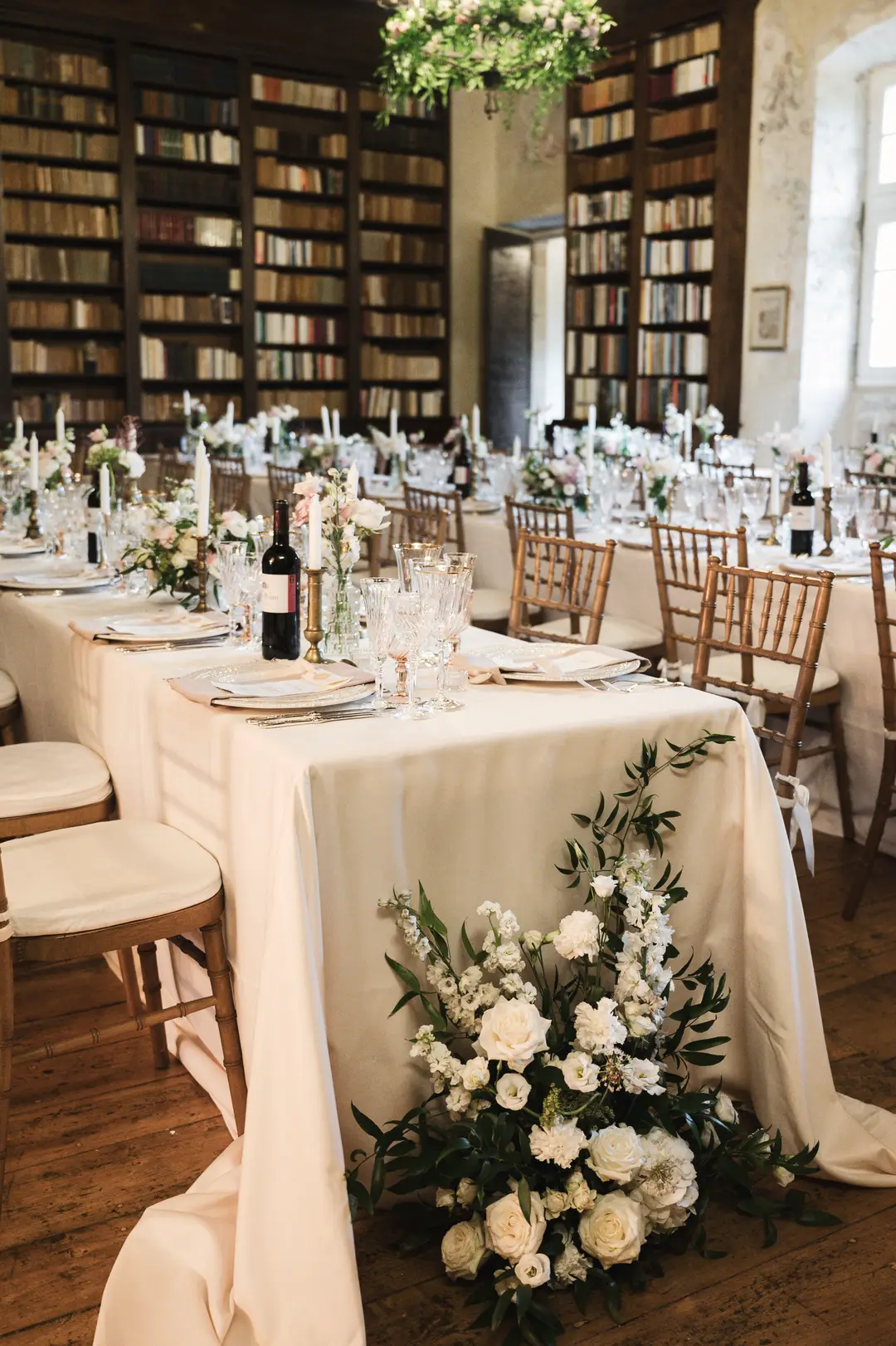 compositions fleuries tables – mariage Jessica & Issa, Château La Commanderie