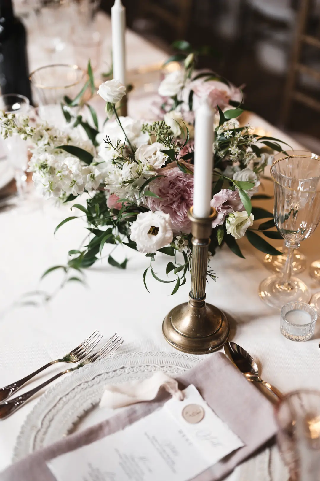 compositions fleuries tables – mariage Jessica & Issa, Château La Commanderie