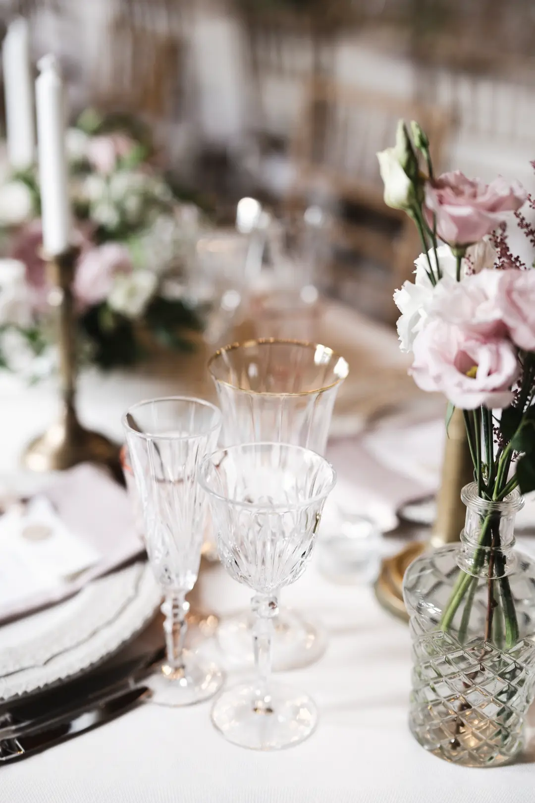 Compositions fleuries tables – mariage Jessica & Issa, Château La Commanderie