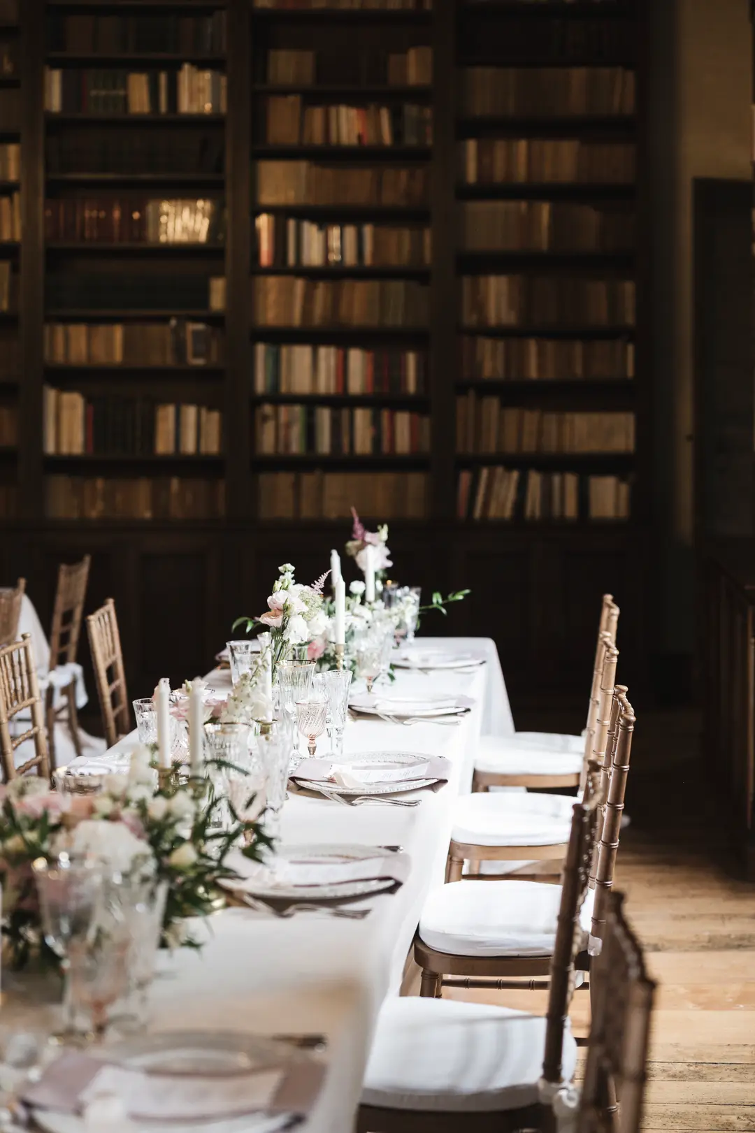 compositions fleuries tables – mariage Jessica & Issa, Château La Commanderie