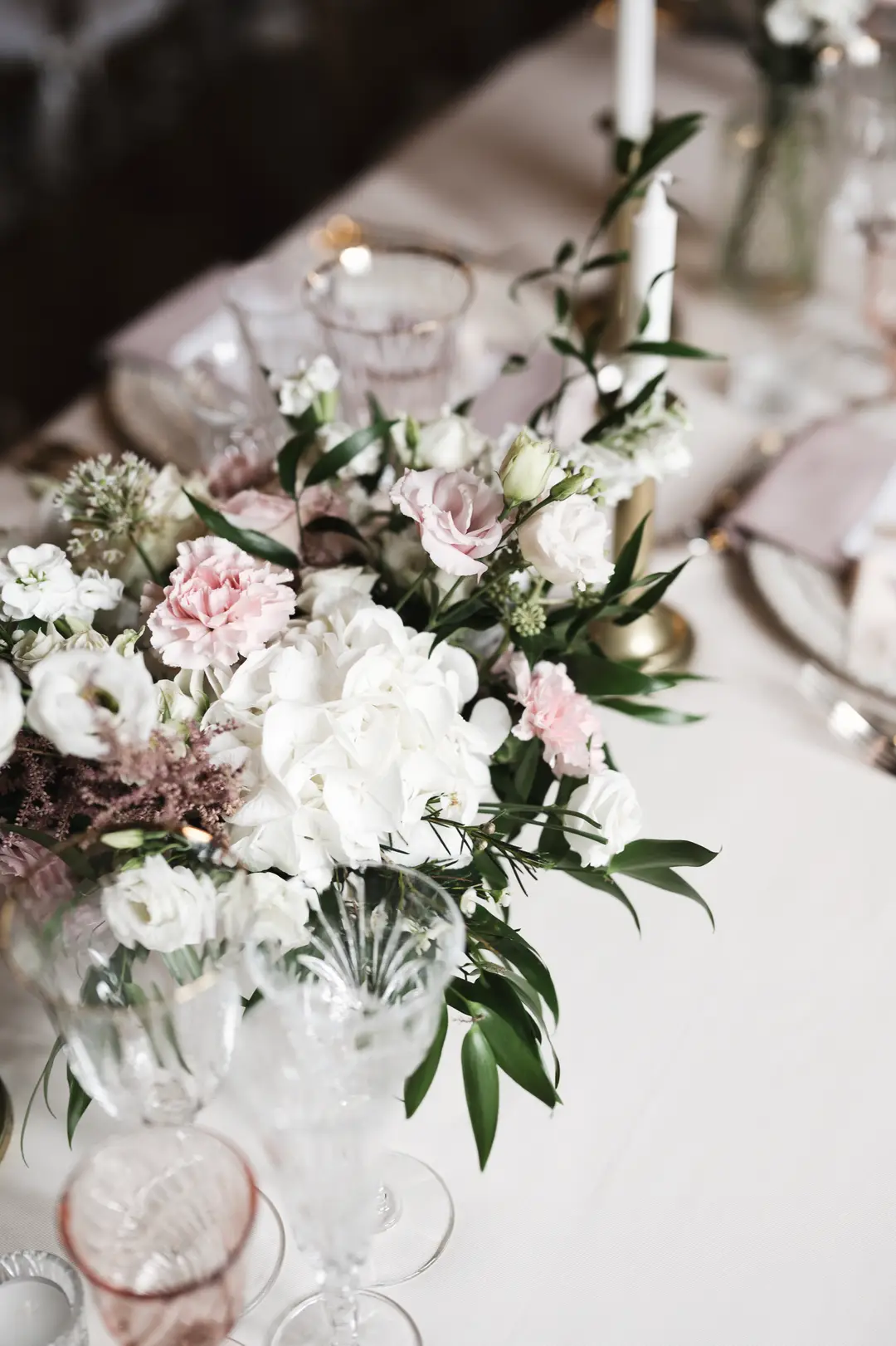 compositions fleuries tables – mariage Jessica & Issa, Château La Commanderie