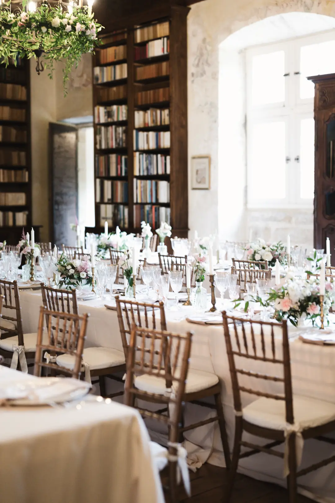 compositions fleuries tables – mariage Jessica & Issa, Château La Commanderie