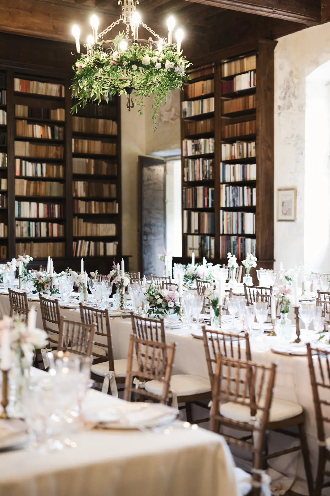 compositions fleuries tables – mariage Jessica & Issa, Château La Commanderie