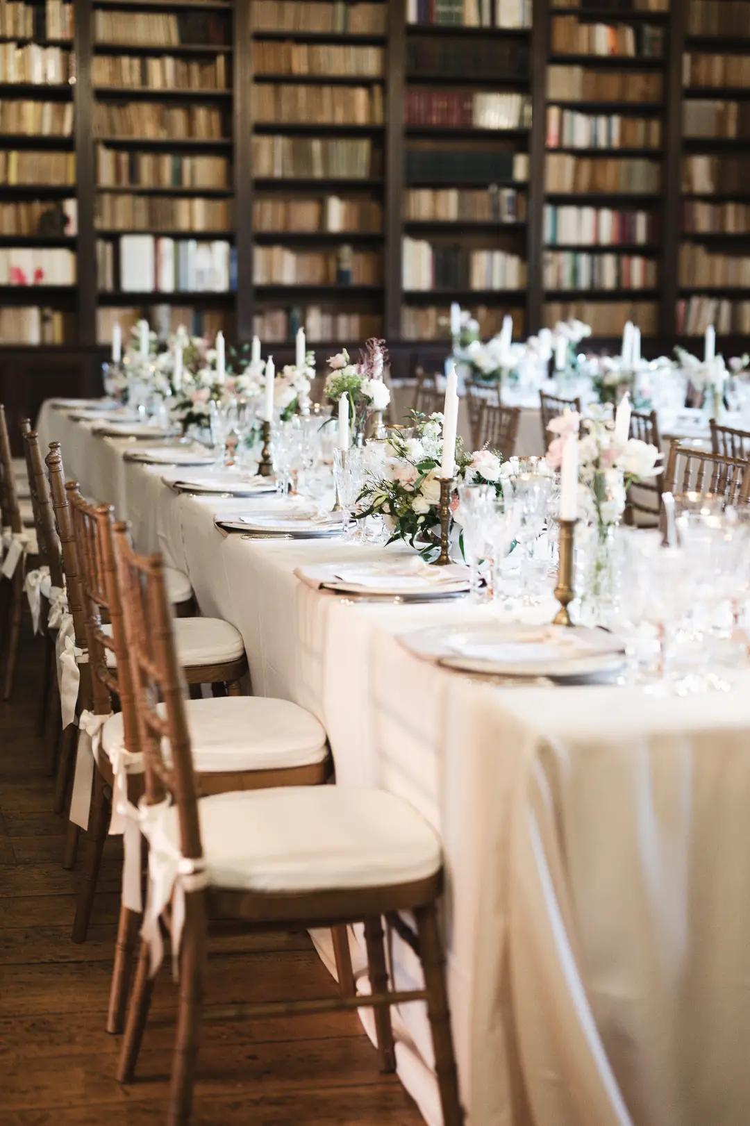 compositions fleuries tables – mariage Jessica & Issa, Château La Commanderie