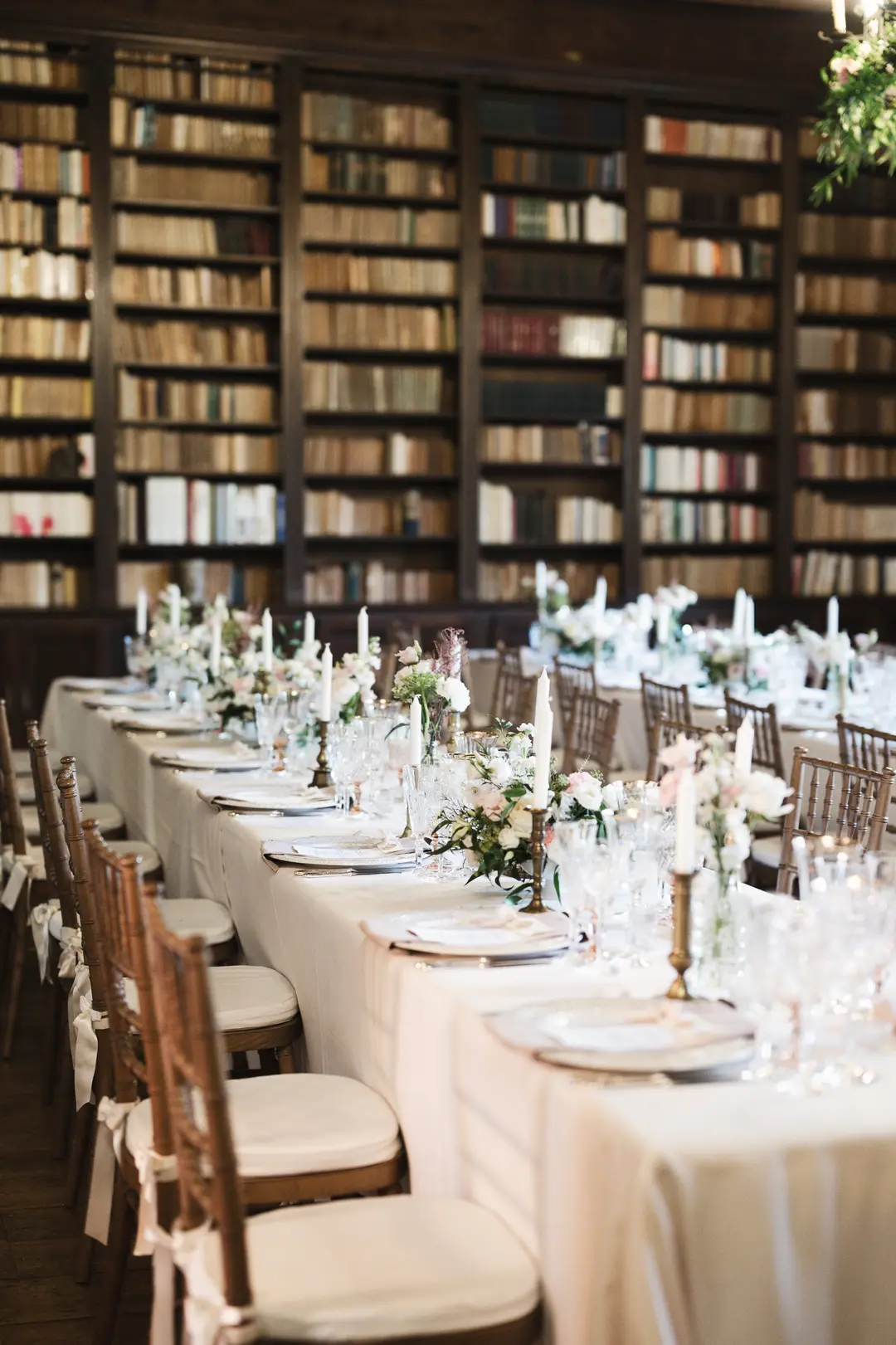 compositions fleuries tables – mariage Jessica & Issa, Château La Commanderie