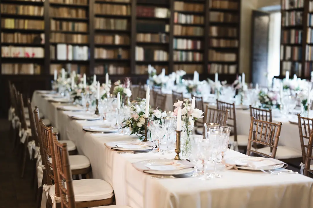 compositions fleuries tables – mariage Jessica & Issa, Château La Commanderie