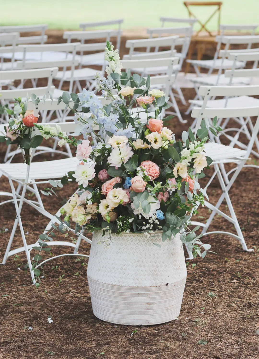 Compositions florales entrées de cérémonie – mariage Casey & Kyle, Château de Siradan