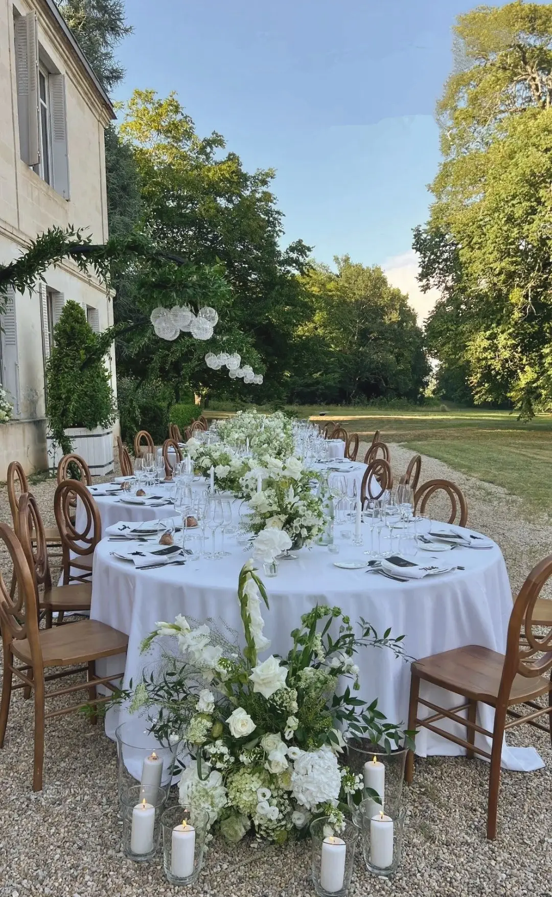 Compositions florales table – mariage Emily & Greg, Château Le Thil