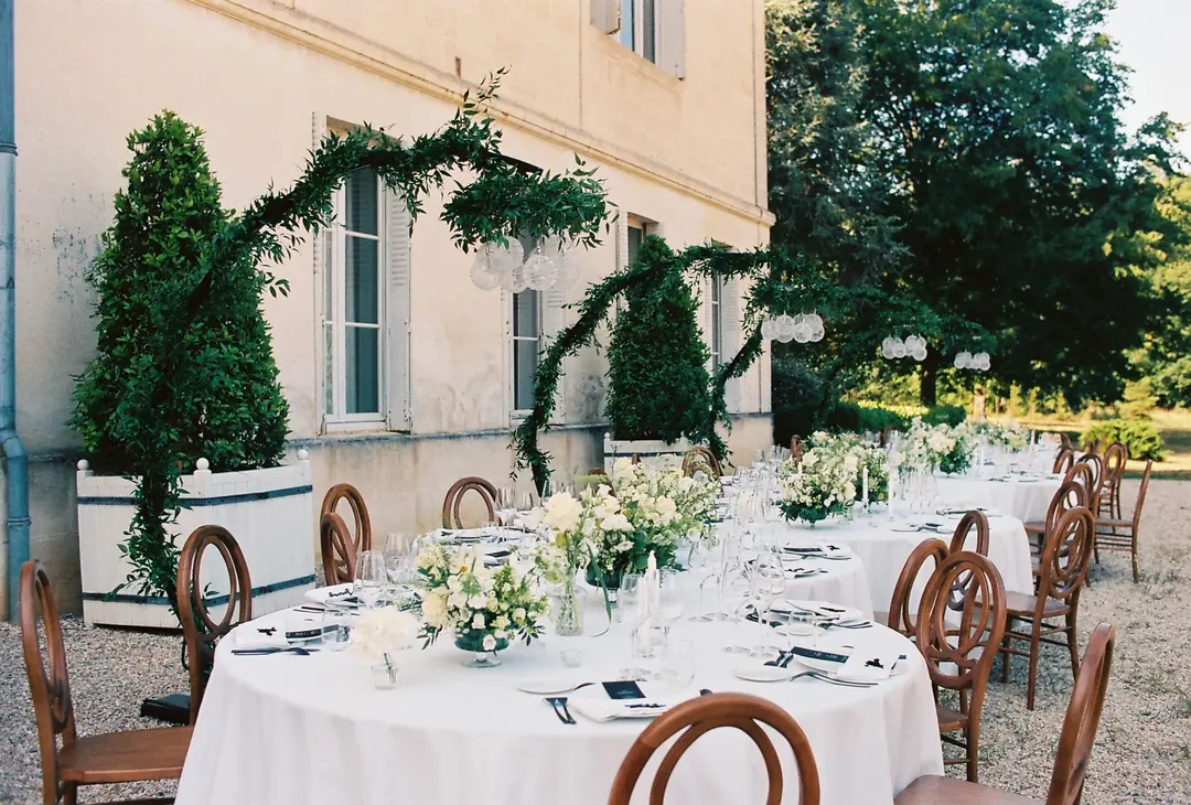 Compositions florales table – mariage Emily & Greg, Château Le Thil