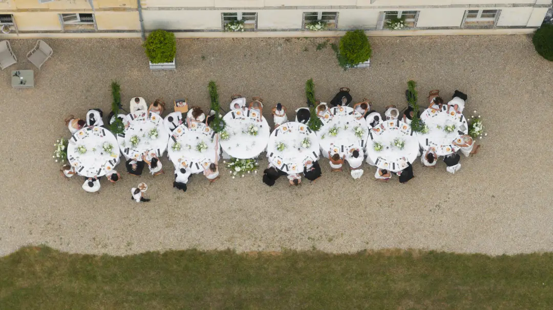 Compositions florales table – mariage Emily & Greg, Château Le Thil