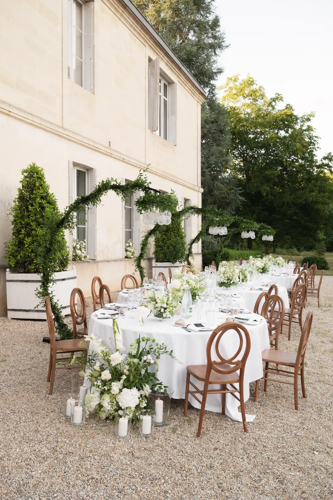 Compositions florales table – mariage Emily & Greg, Château Le Thil