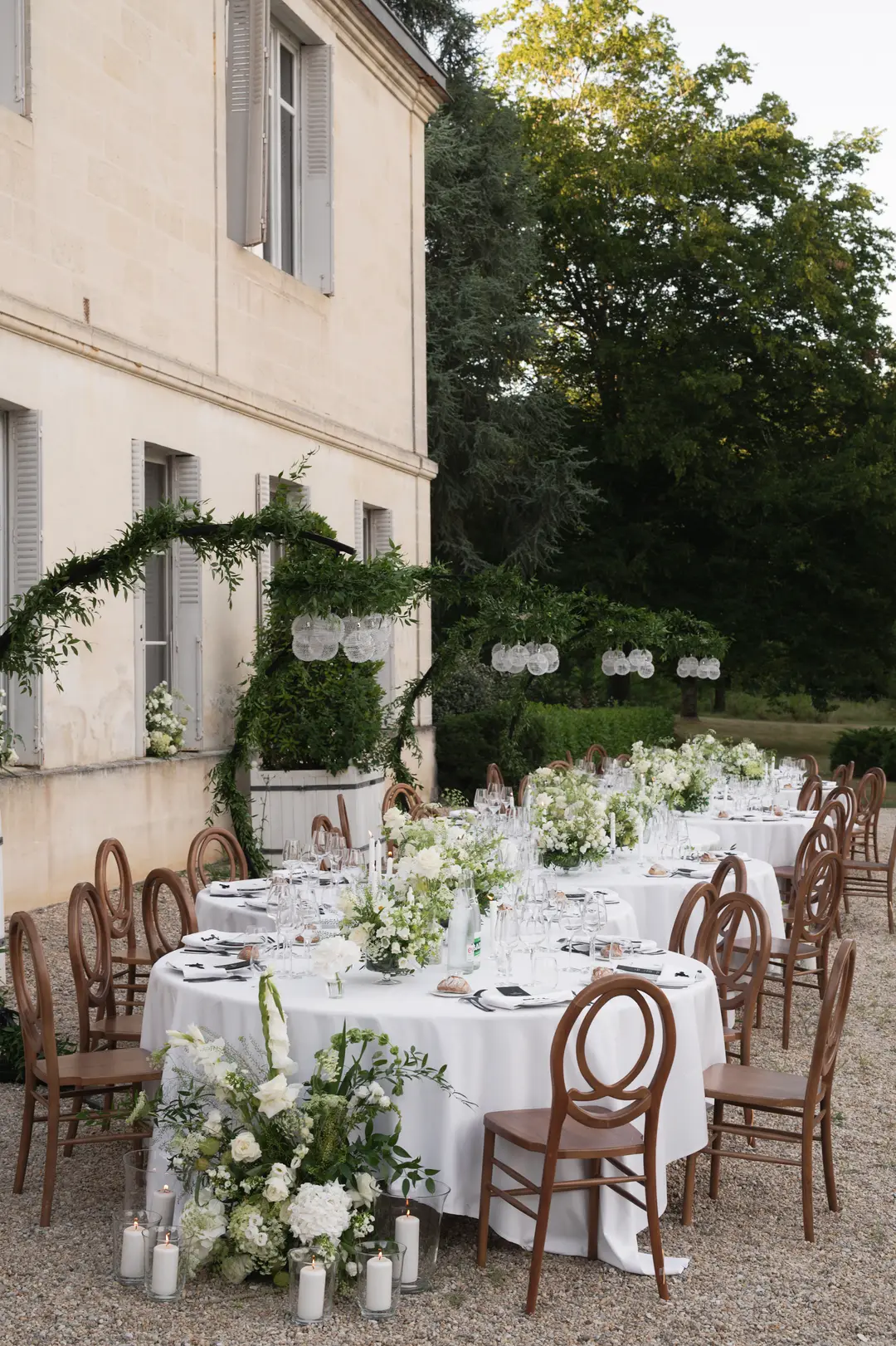 Compositions florales table – mariage Emily & Greg, Château Le Thil