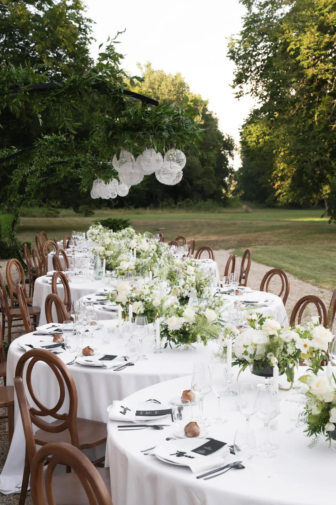 Compositions florales table – mariage Emily & Greg, Château Le Thil