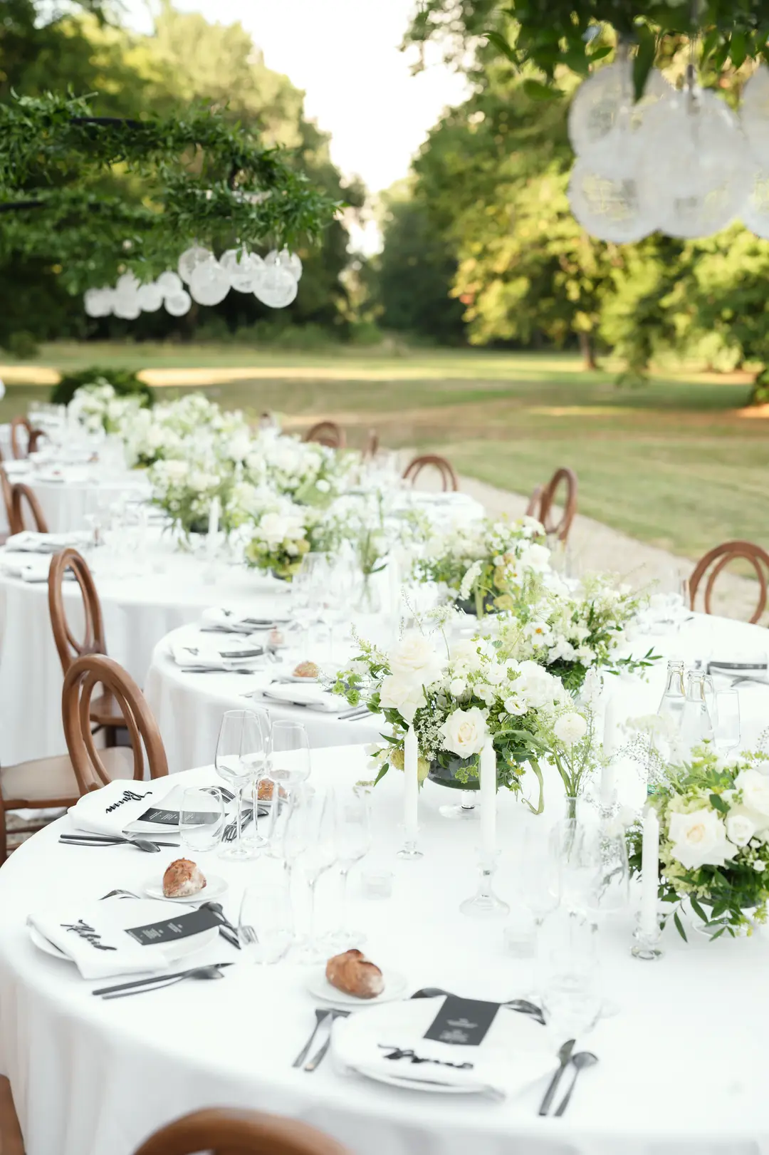 Compositions florales table – mariage Emily & Greg, Château Le Thil