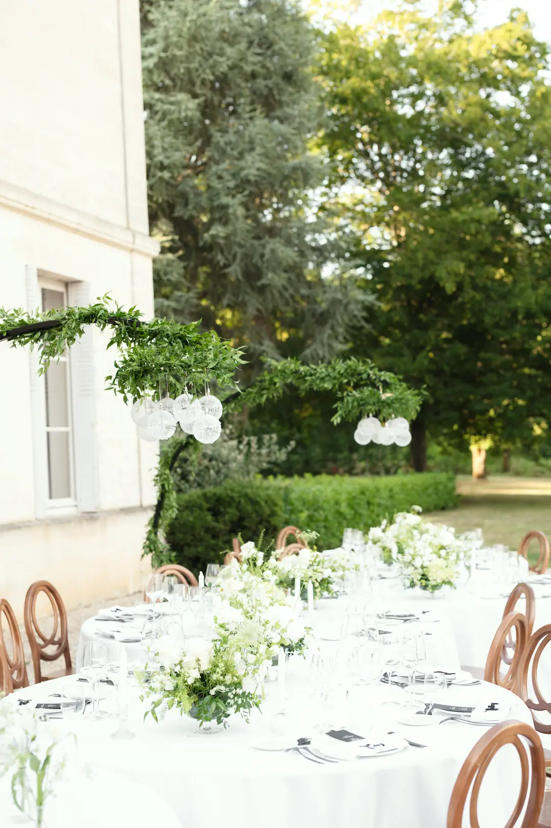 Compositions florales table – mariage Emily & Greg, Château Le Thil