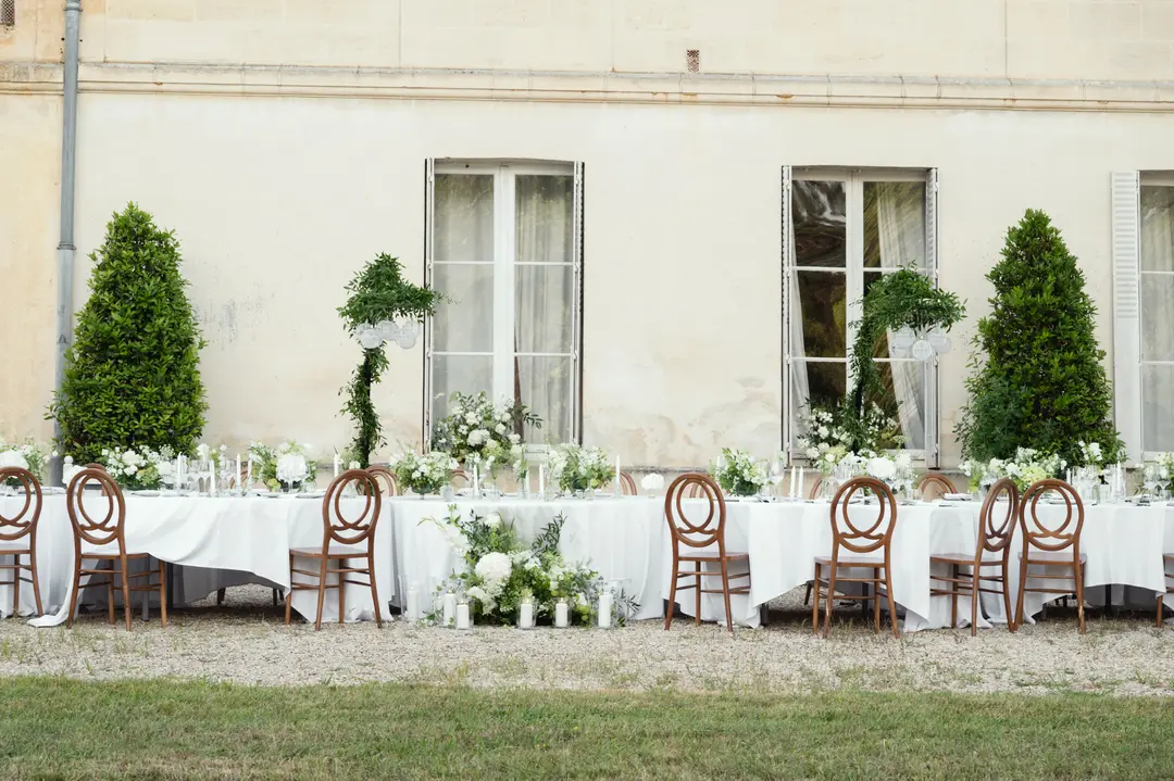 Compositions florales table – mariage Emily & Greg, Château Le Thil