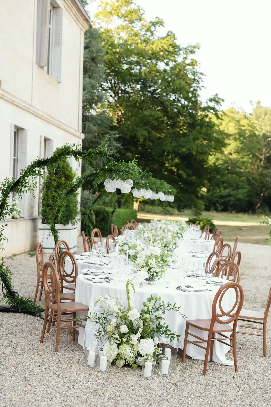 Compositions florales table – mariage Emily & Greg, Château Le Thil
