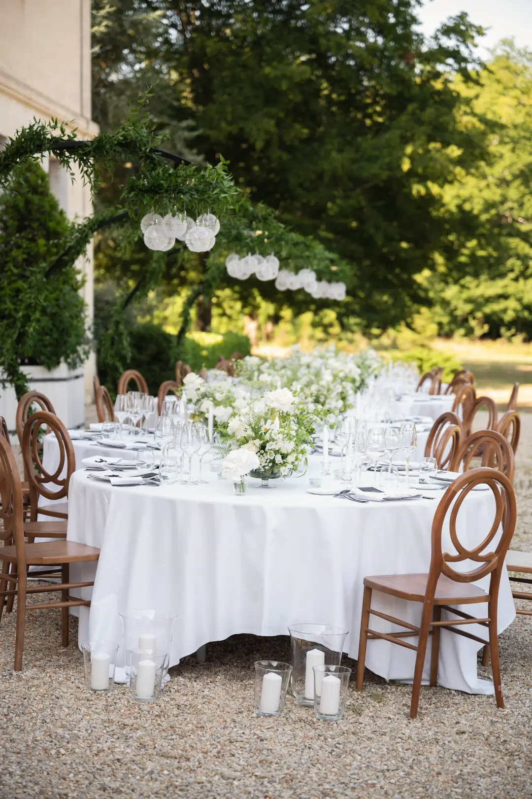 Compositions florales table – mariage Emily & Greg, Château Le Thil