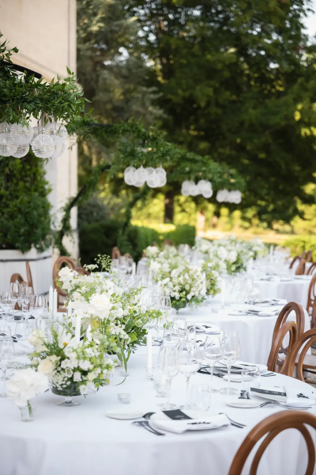 Compositions florales table – mariage Emily & Greg, Château Le Thil
