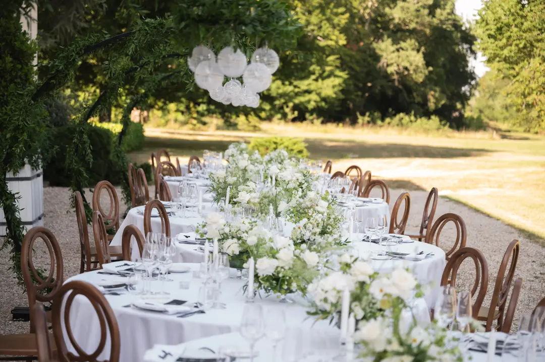 Compositions florales table – mariage Emily & Greg, Château Le Thil