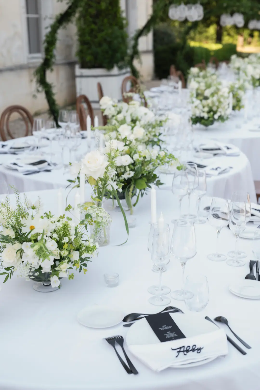 Compositions florales table – mariage Emily & Greg, Château Le Thil
