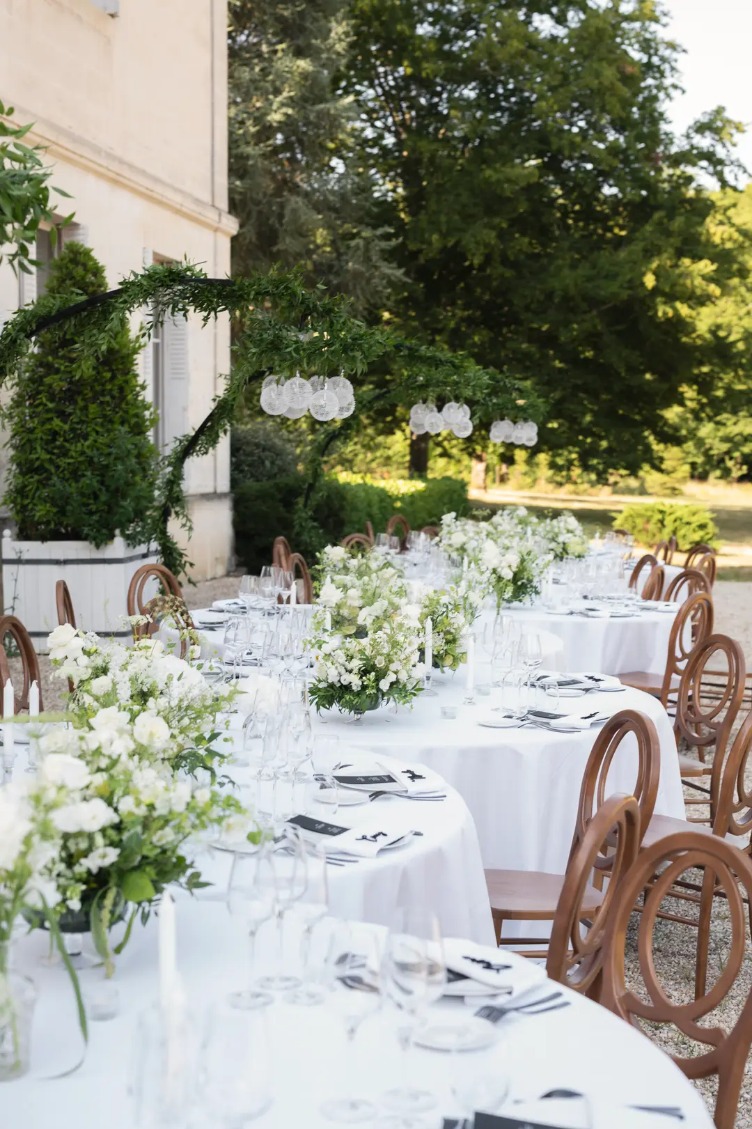 Compositions florales table – mariage Emily & Greg, Château Le Thil