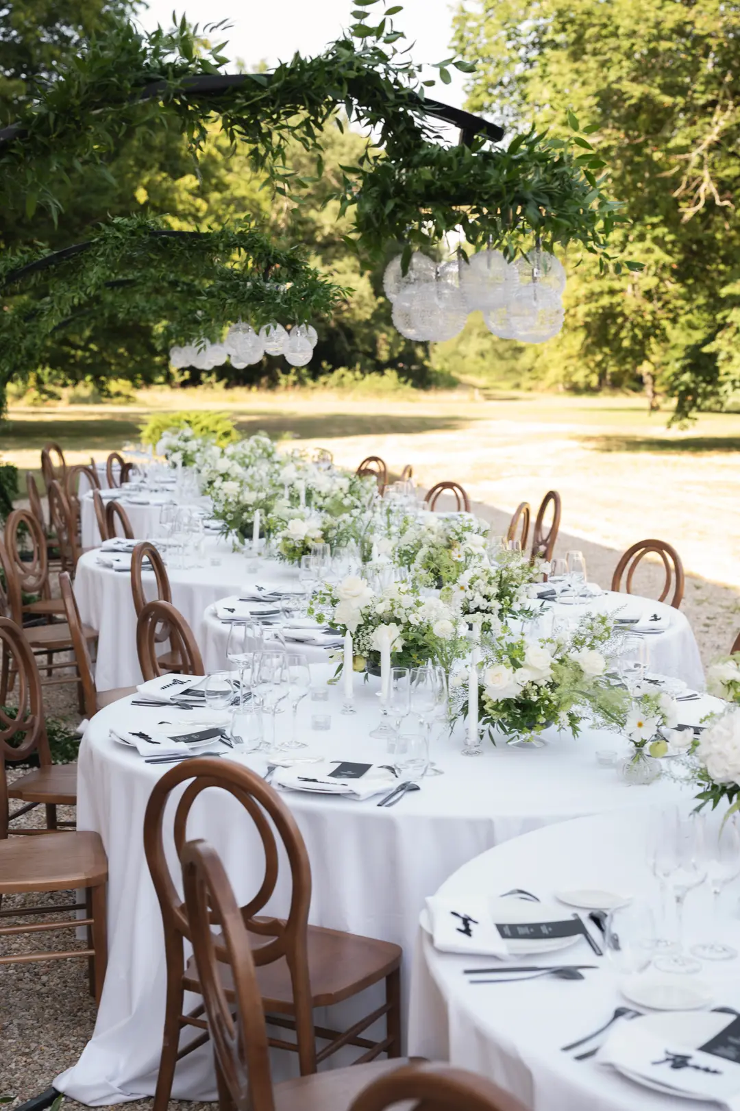 Compositions florales table – mariage Emily & Greg, Château Le Thil
