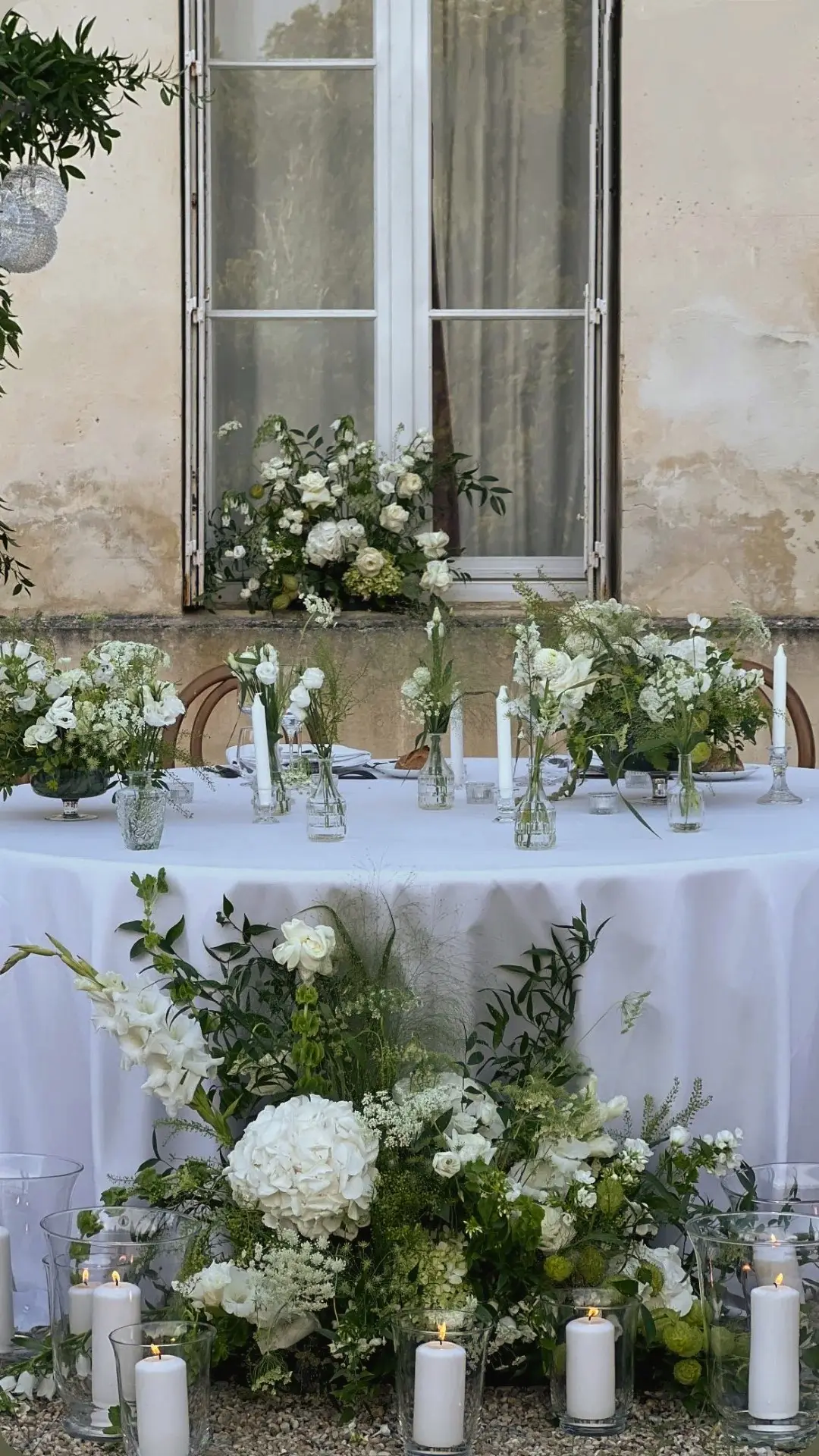 Compositions florales tables – mariage Emily & Greg, Château Le Thil