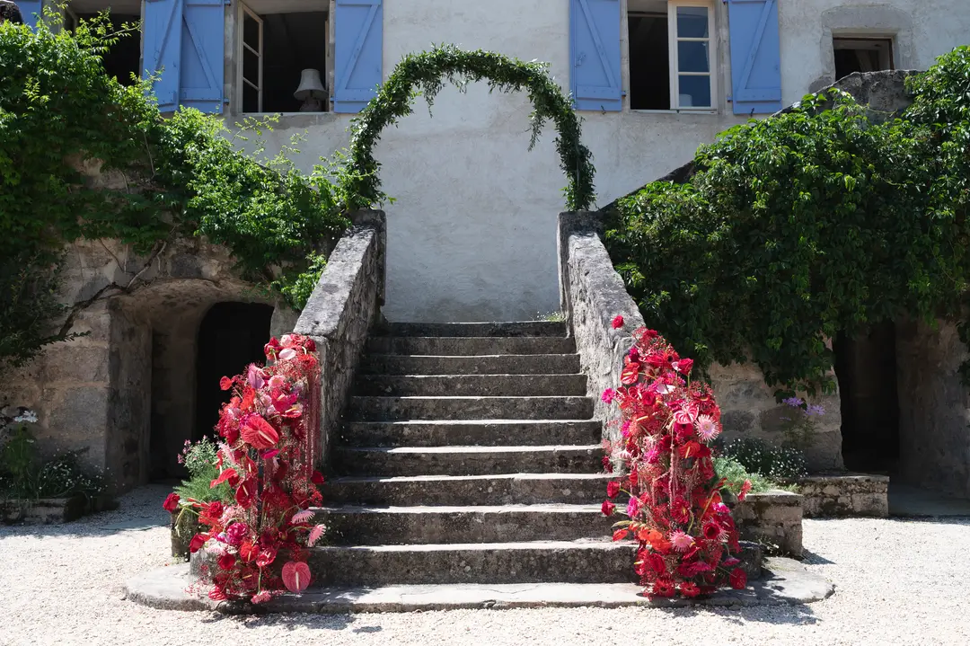Décoration florale d'escalier – mariage Amy & Christian
