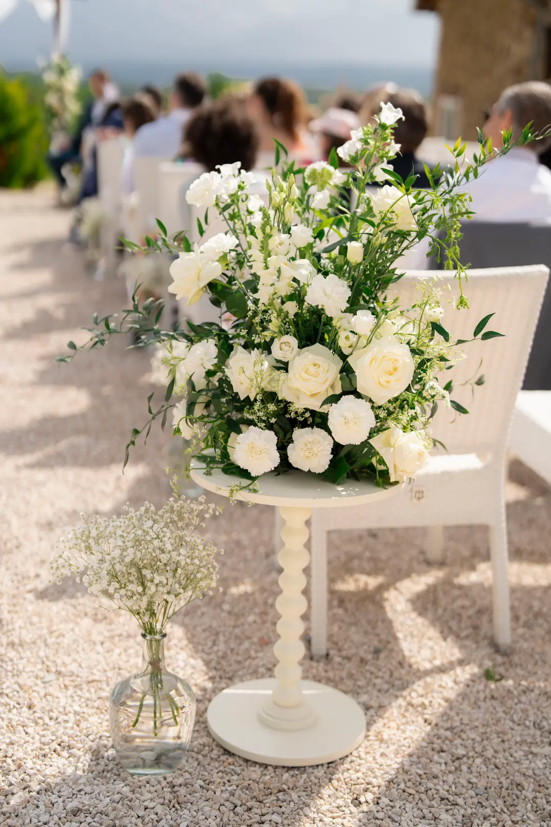 Entrée de cérémonie fleurie – mariage Sylvie & François, Belvédère du Domaine
