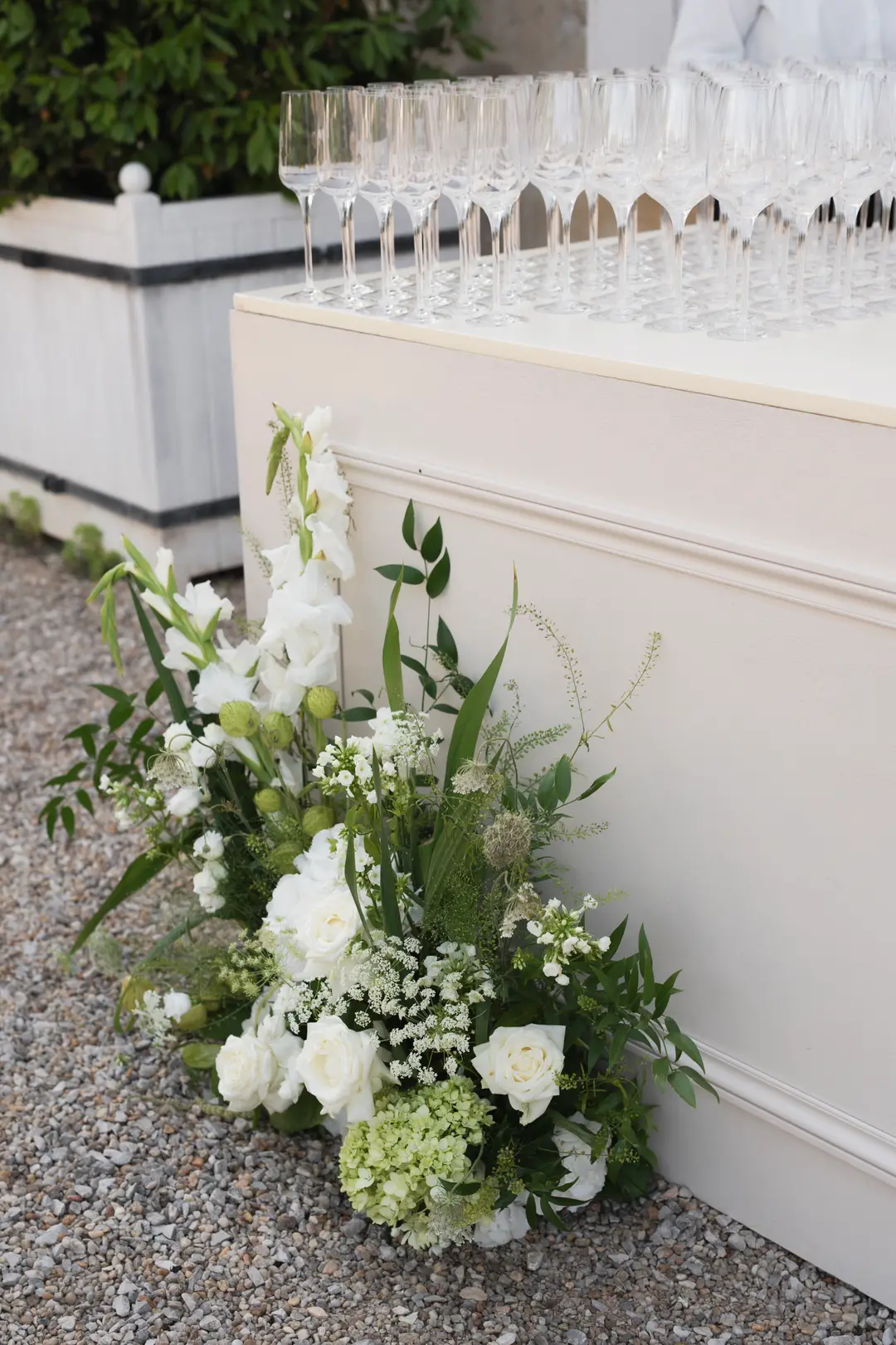 Fleurs bar – mariage Emily & Greg, Château Le Thil