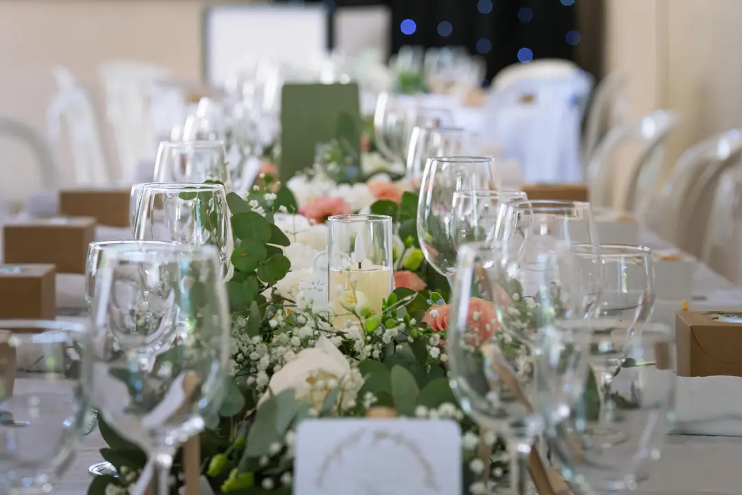 Guirlande de feuillage et de fleurs – mariage Louise & Thomas, Château de la Hille