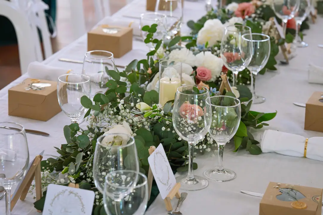 Guirlande de feuillage et de fleurs – mariage Louise & Thomas, Château de la Hille