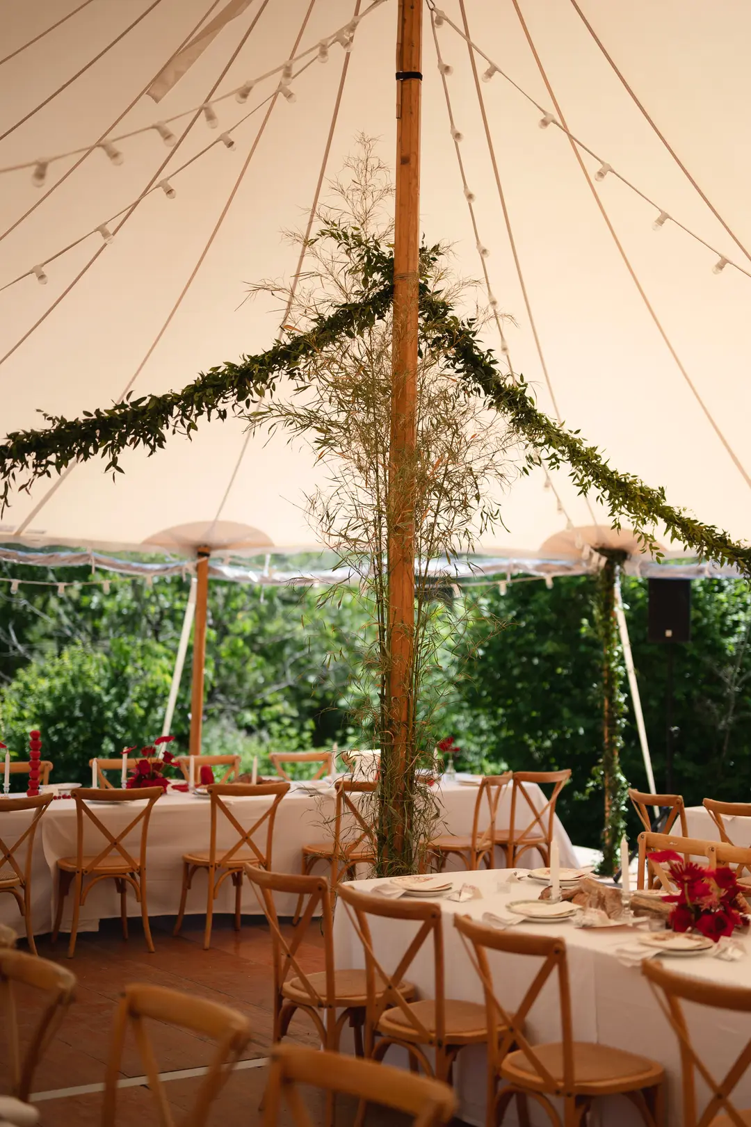Guirlande de feuillage plafond – mariage Amy & Christian