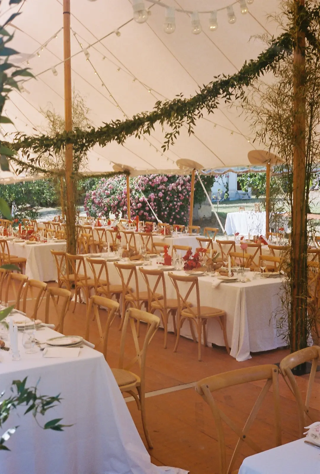 Guirlande de feuillage plafond – mariage Amy & Christian