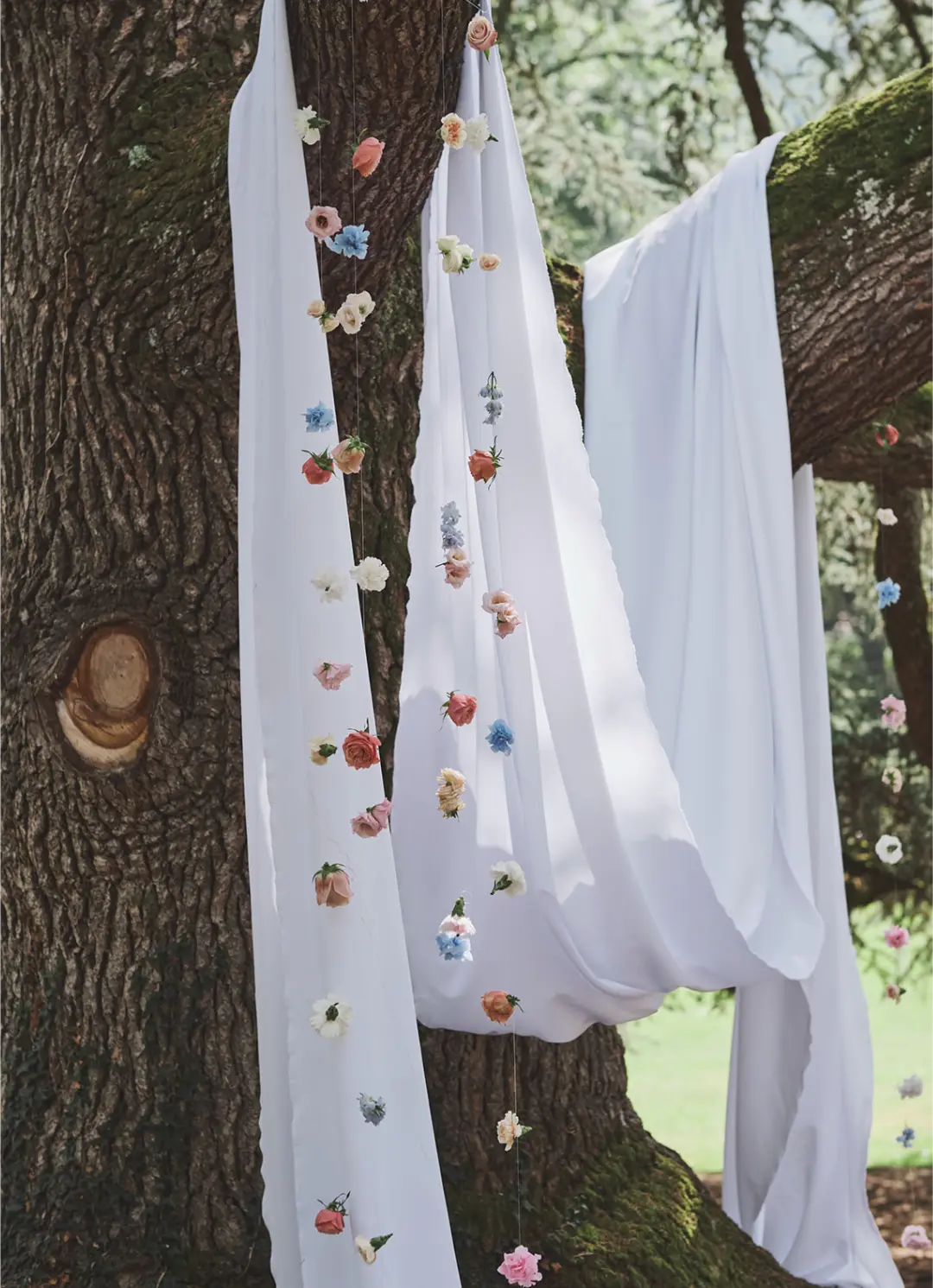 Guirlande de fleurs – mariage Casey & Kyle, Château de Siradan