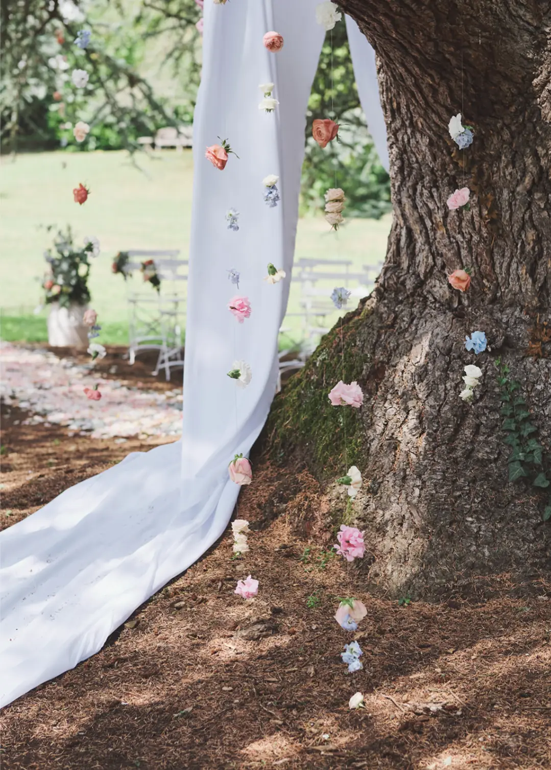 guirlande de fleurs – mariage Casey & Kyle, Château de Siradan