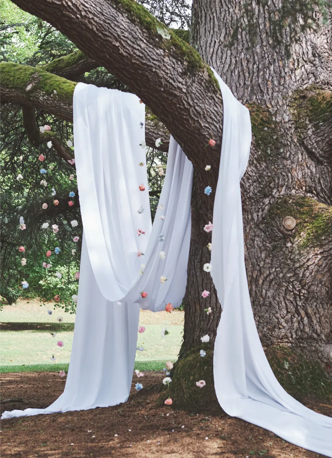 guirlande de fleurs – mariage Casey & Kyle, Château de Siradan
