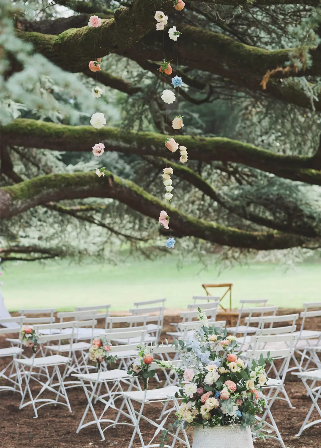 Guirlande de fleurs – mariage Casey & Kyle, Château de Siradan
