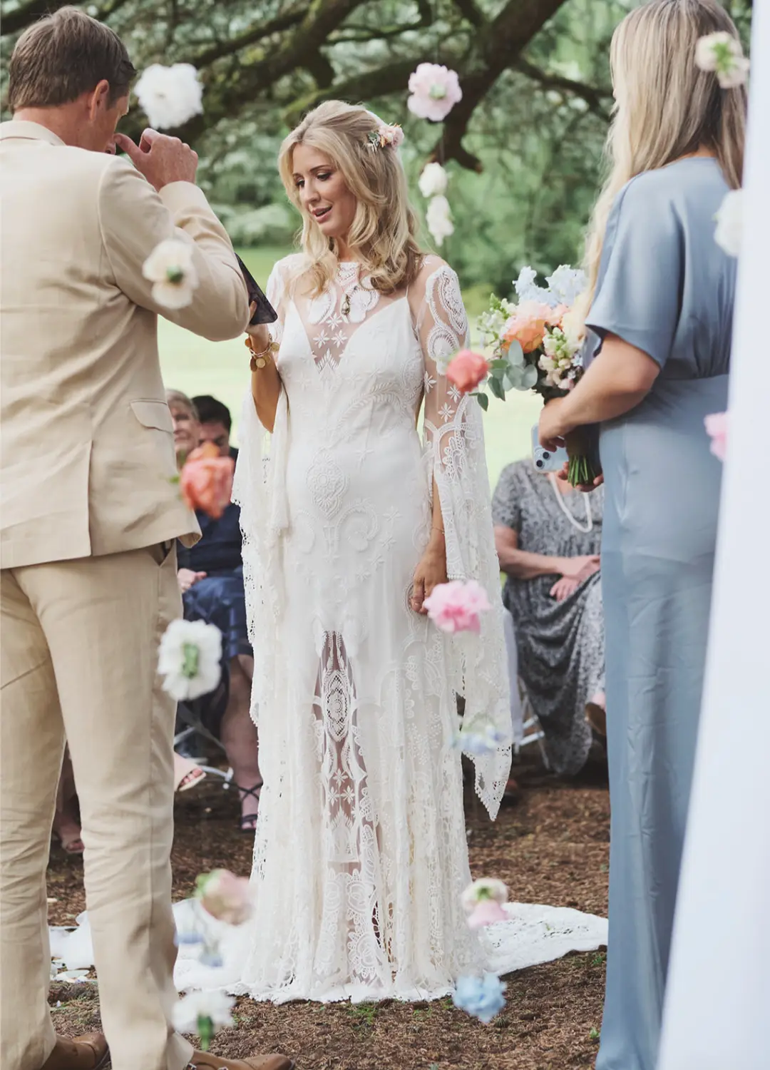 Guirlande de fleurs – mariage Casey & Kyle, Château de Siradan