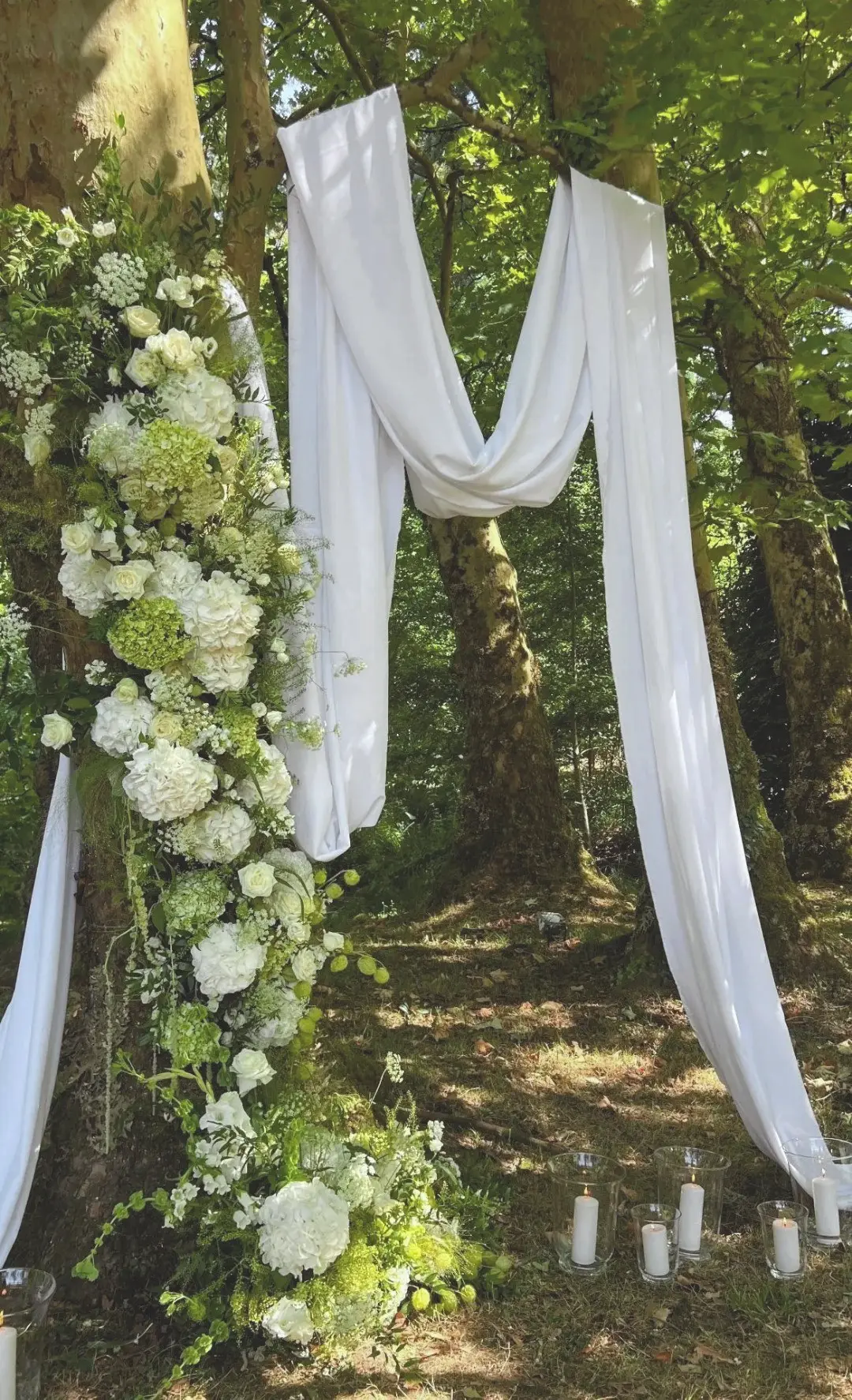 guirlande de fleurs sur un arbre – mariage Emily & Greg, Château Le Thil
