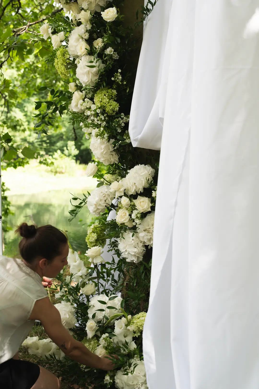 guirlande de fleurs sur un arbre – mariage Emily & Greg, Château Le Thil
