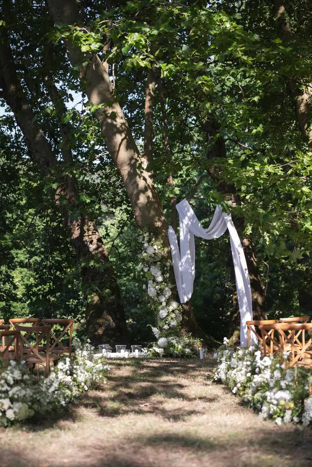 guirlande de fleurs sur un arbre – mariage Emily & Greg, Château Le Thil