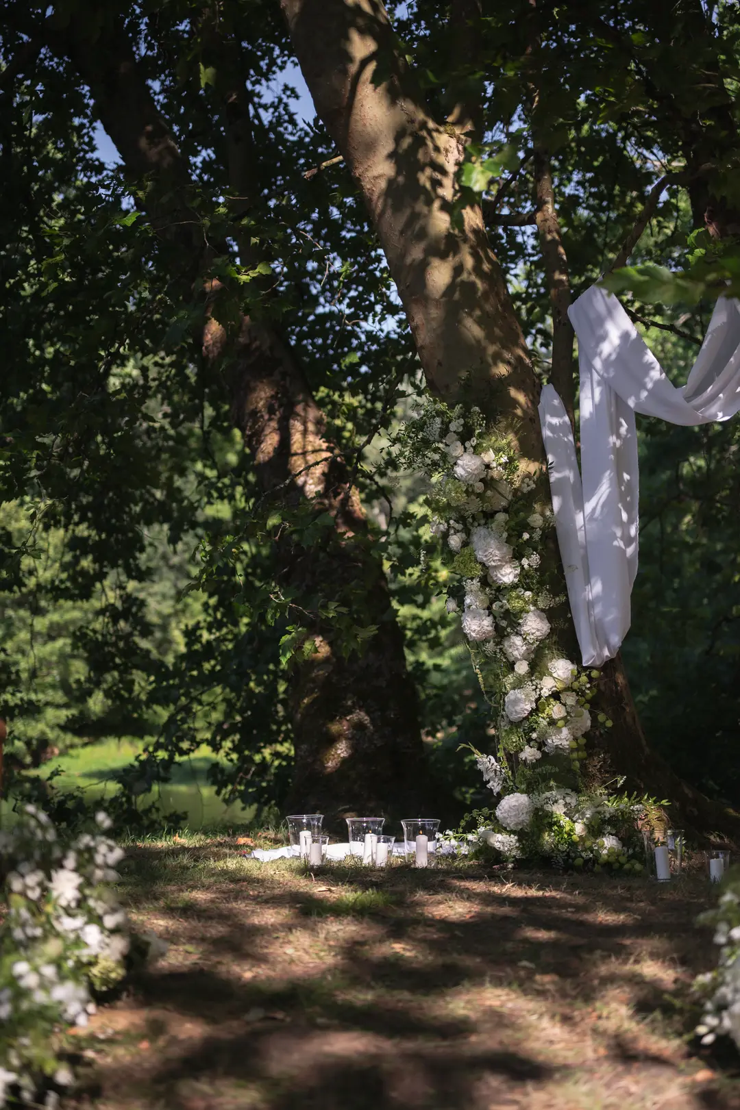 guirlande de fleurs sur un arbre – mariage Emily & Greg, Château Le Thil