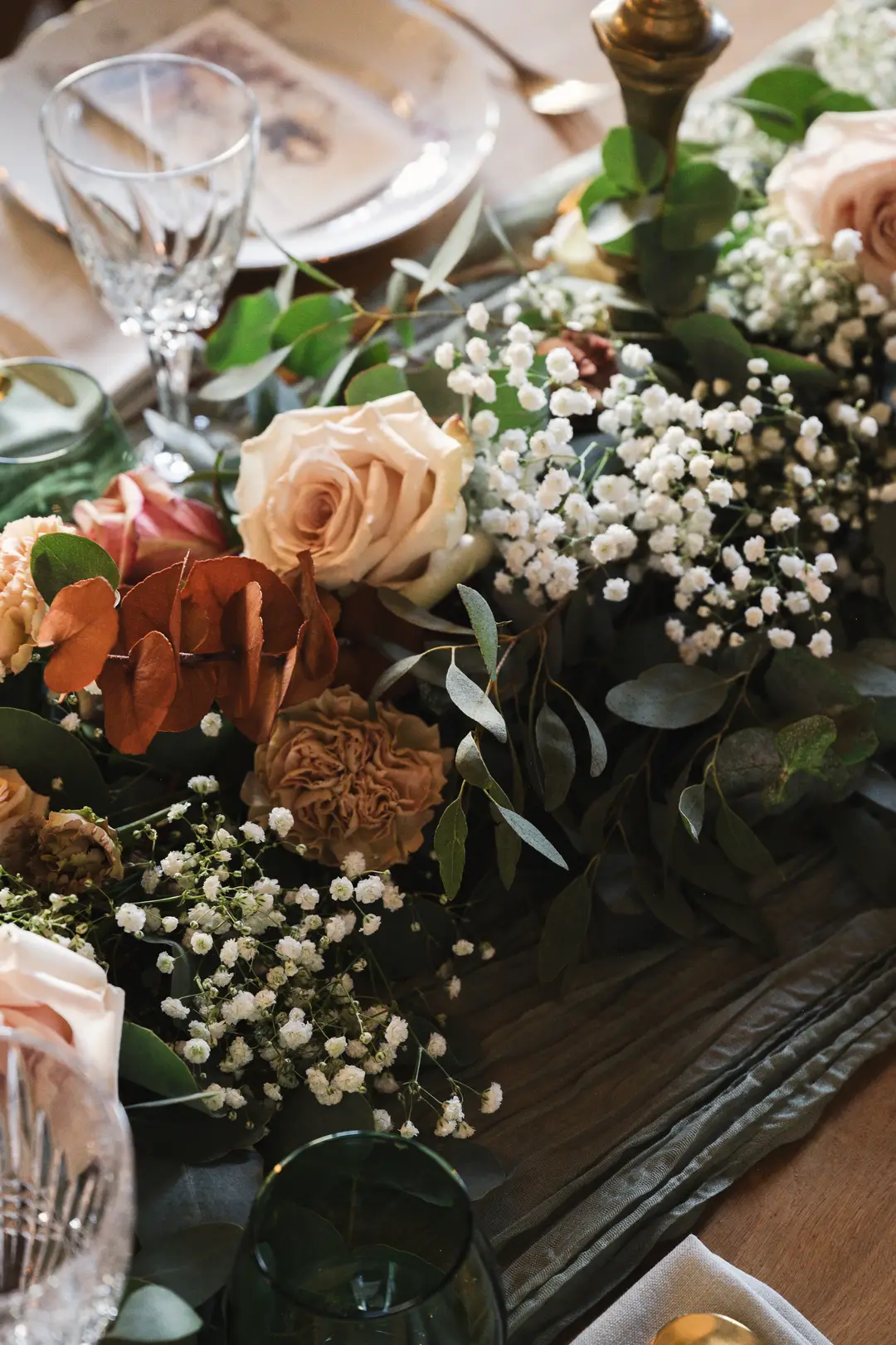 Guirlande fleurs table – mariage Annabelle & Liam, Château de Siradan
