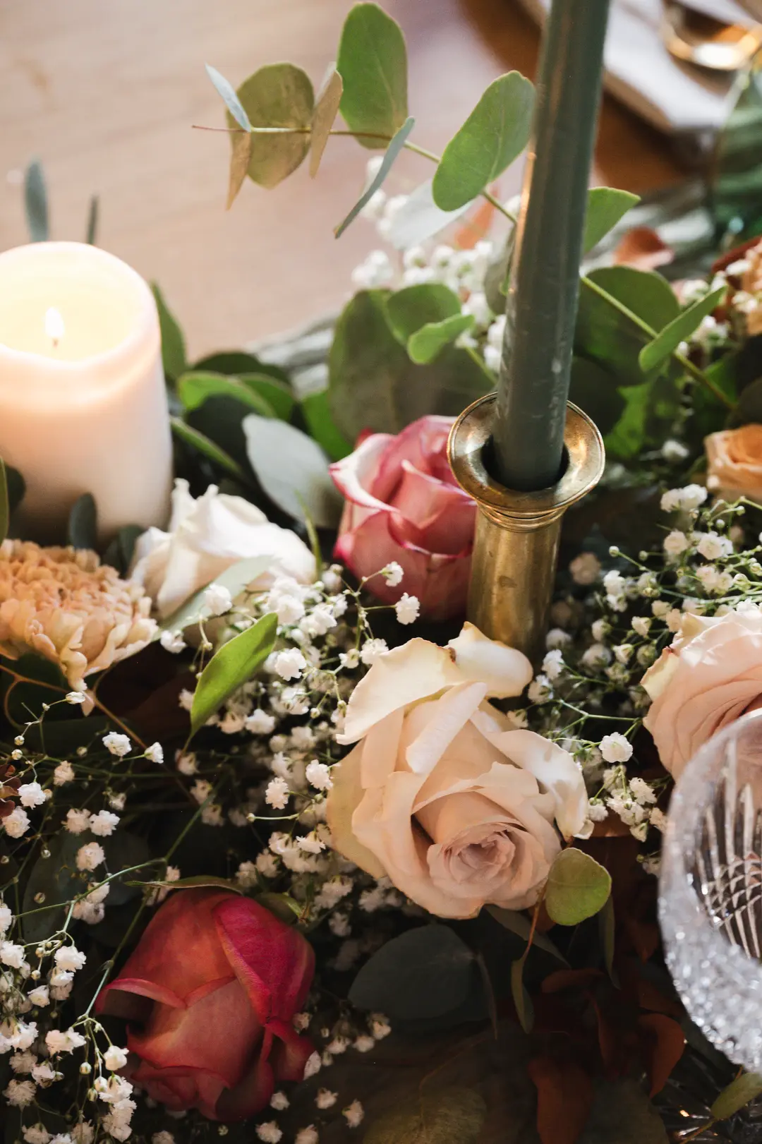 Guirlande fleurs table – mariage Annabelle & Liam, Château de Siradan