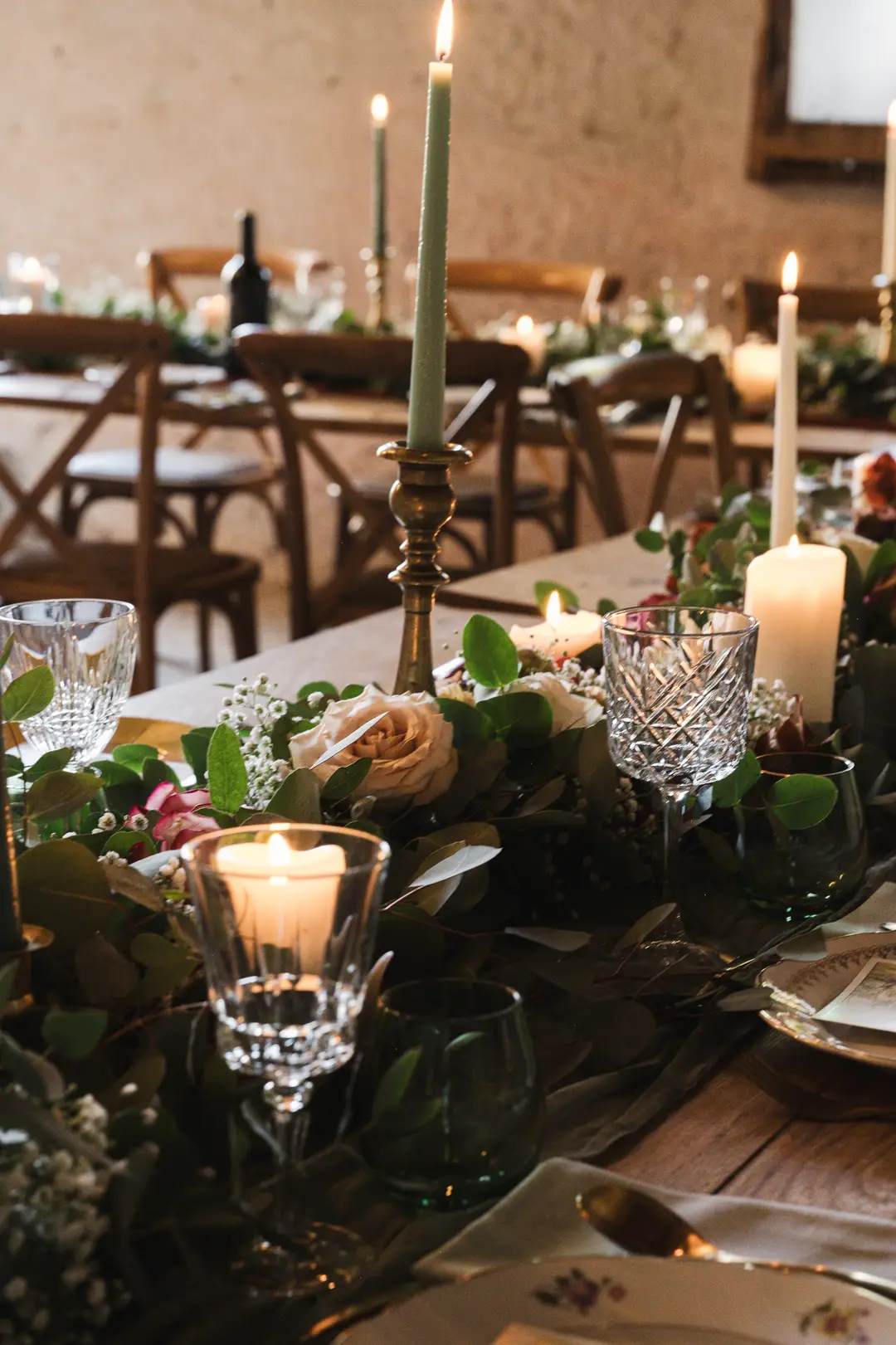 Guirlande fleurs table – mariage Annabelle & Liam, Château de Siradan