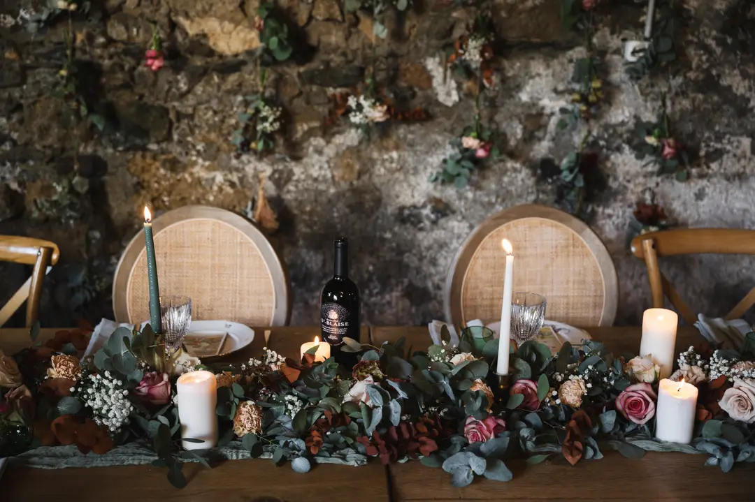 Guirlande fleurs table – mariage Annabelle & Liam, Château de Siradan