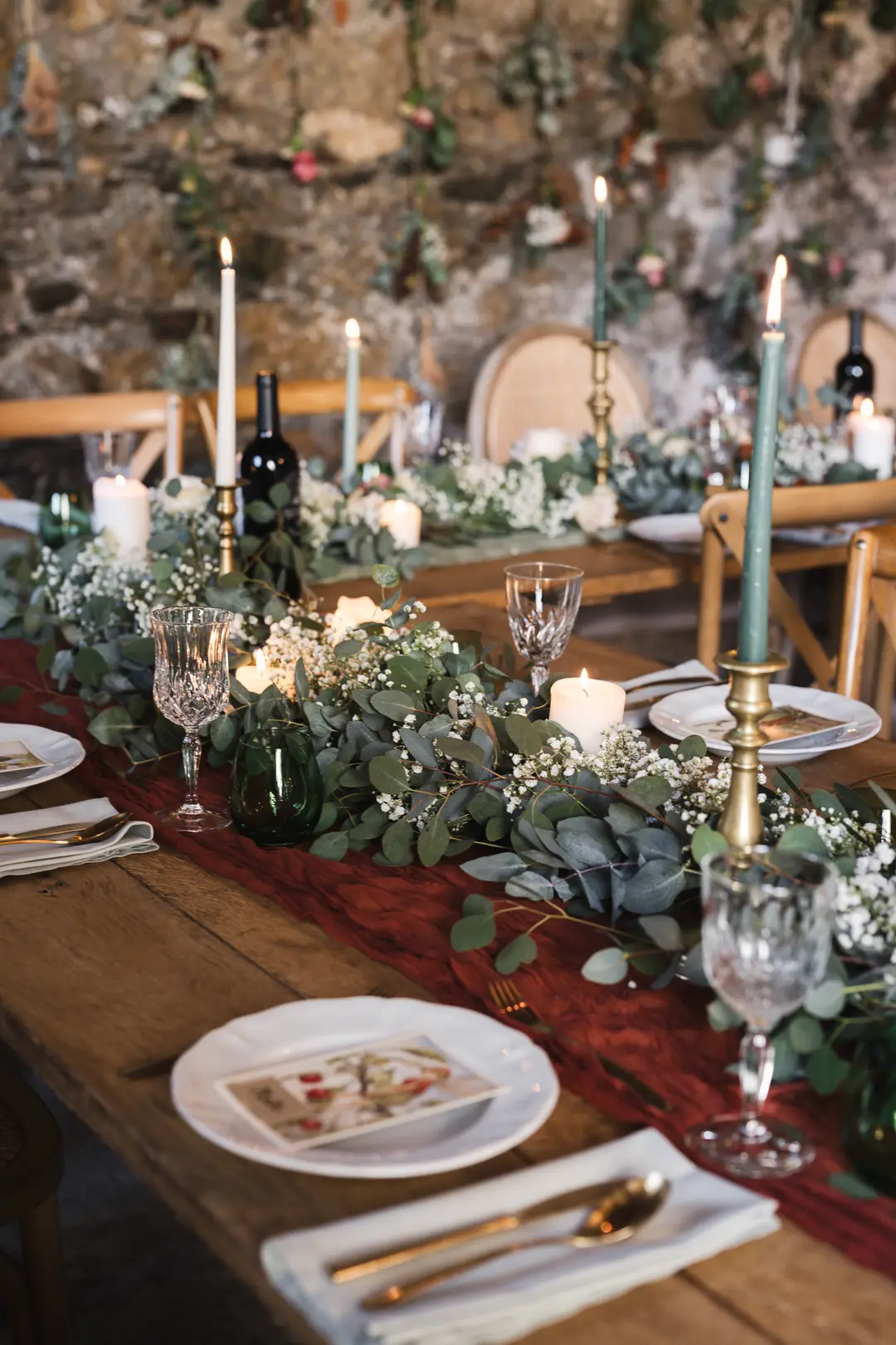Guirlande fleurs table – mariage Annabelle & Liam, Château de Siradan