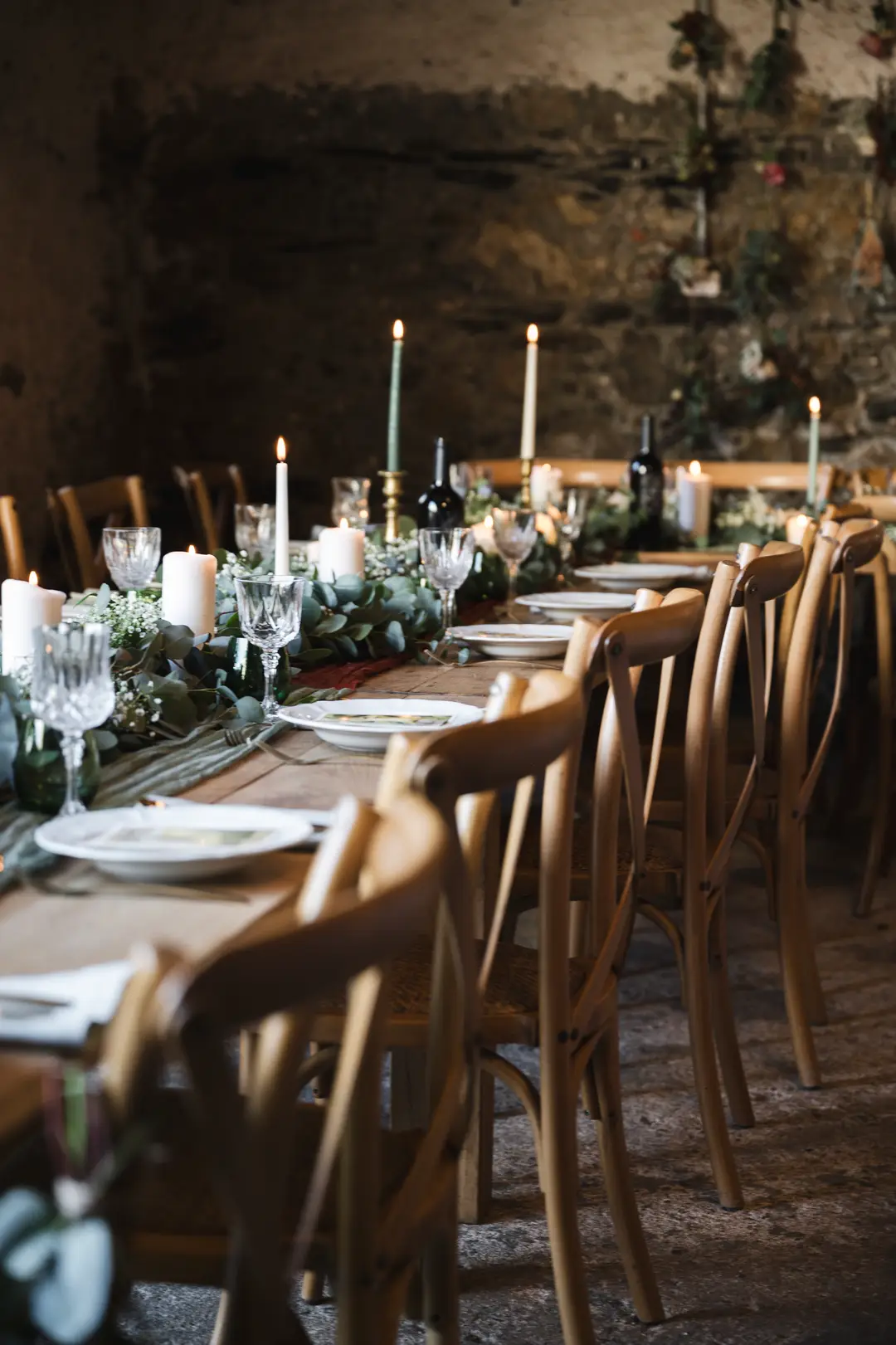 Guirlande fleurs table – mariage Annabelle & Liam, Château de Siradan
